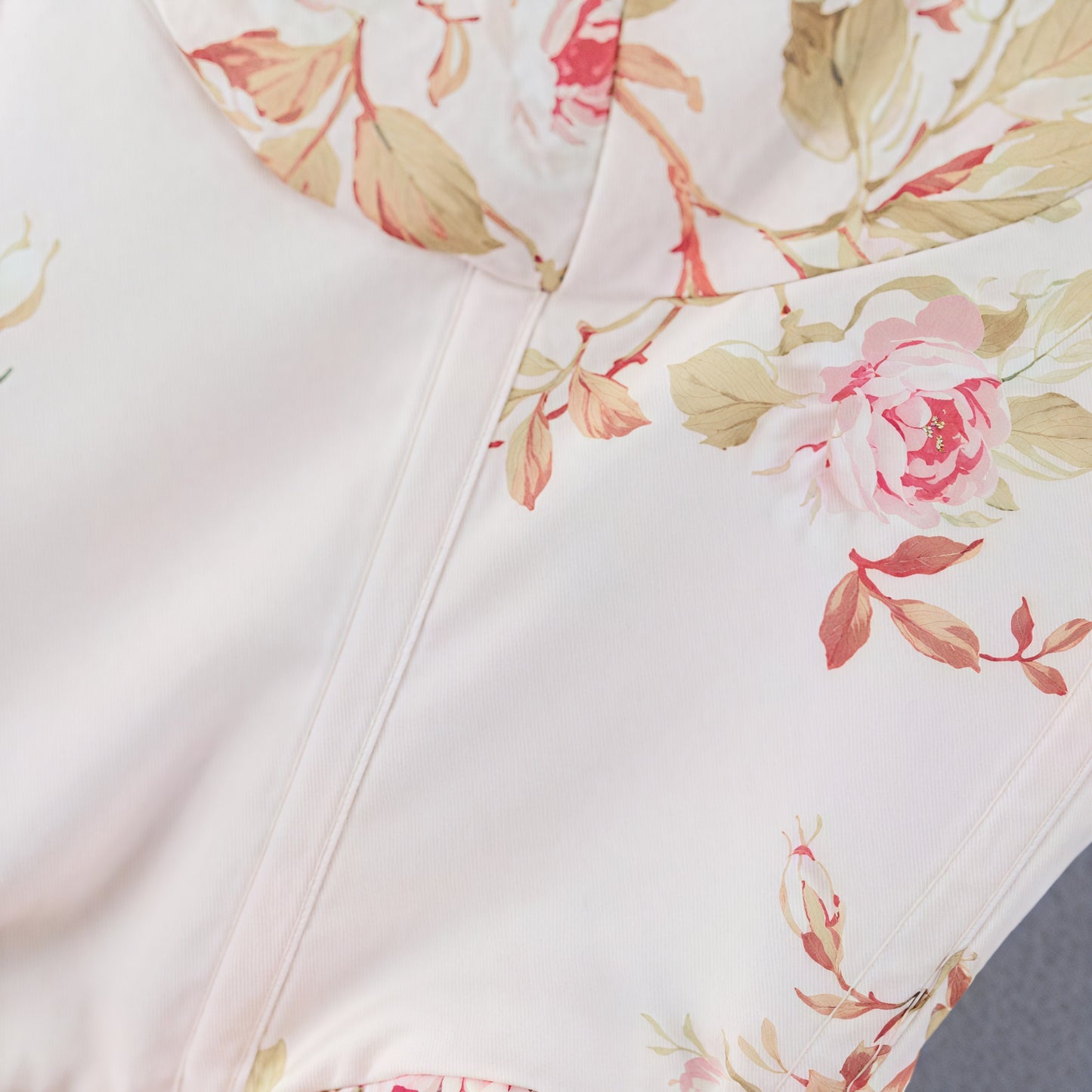 Top Romántico con Estampado Floral y Detalles de Encaje