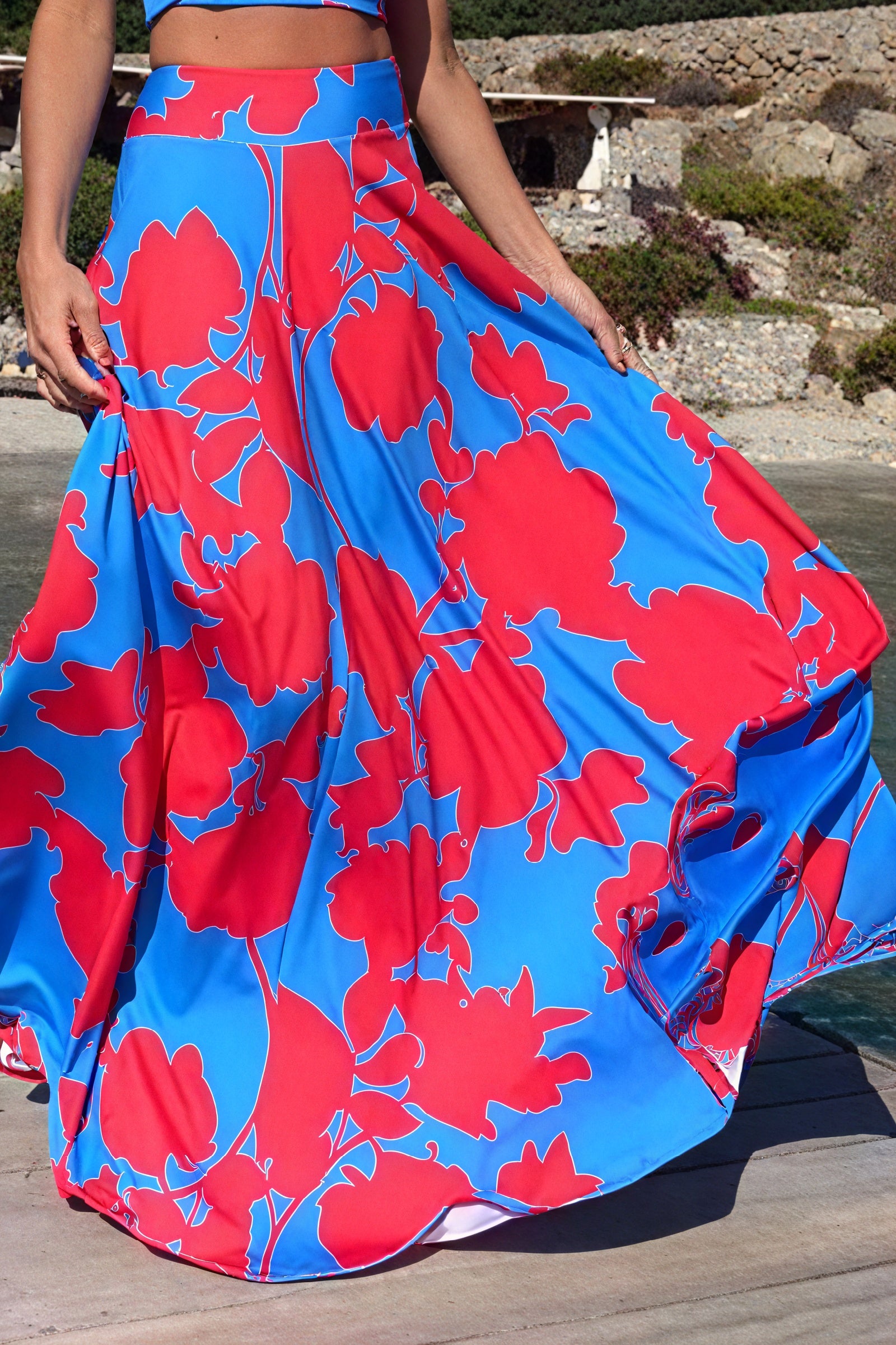 Conjunto Floral Chic: Top Corto y Falda Maxi