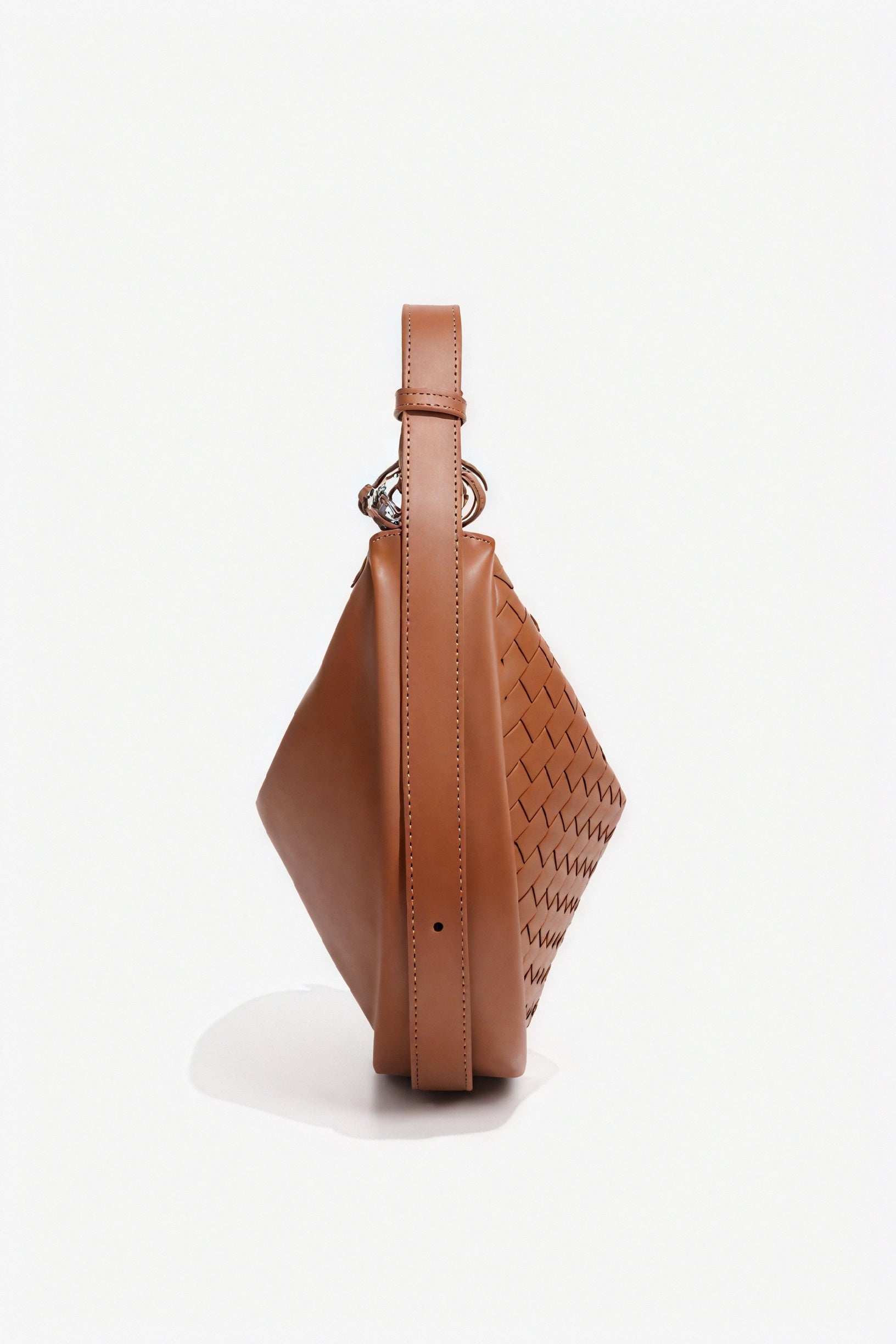 Bolso Media Luna Tejido – Elegancia Artesanal