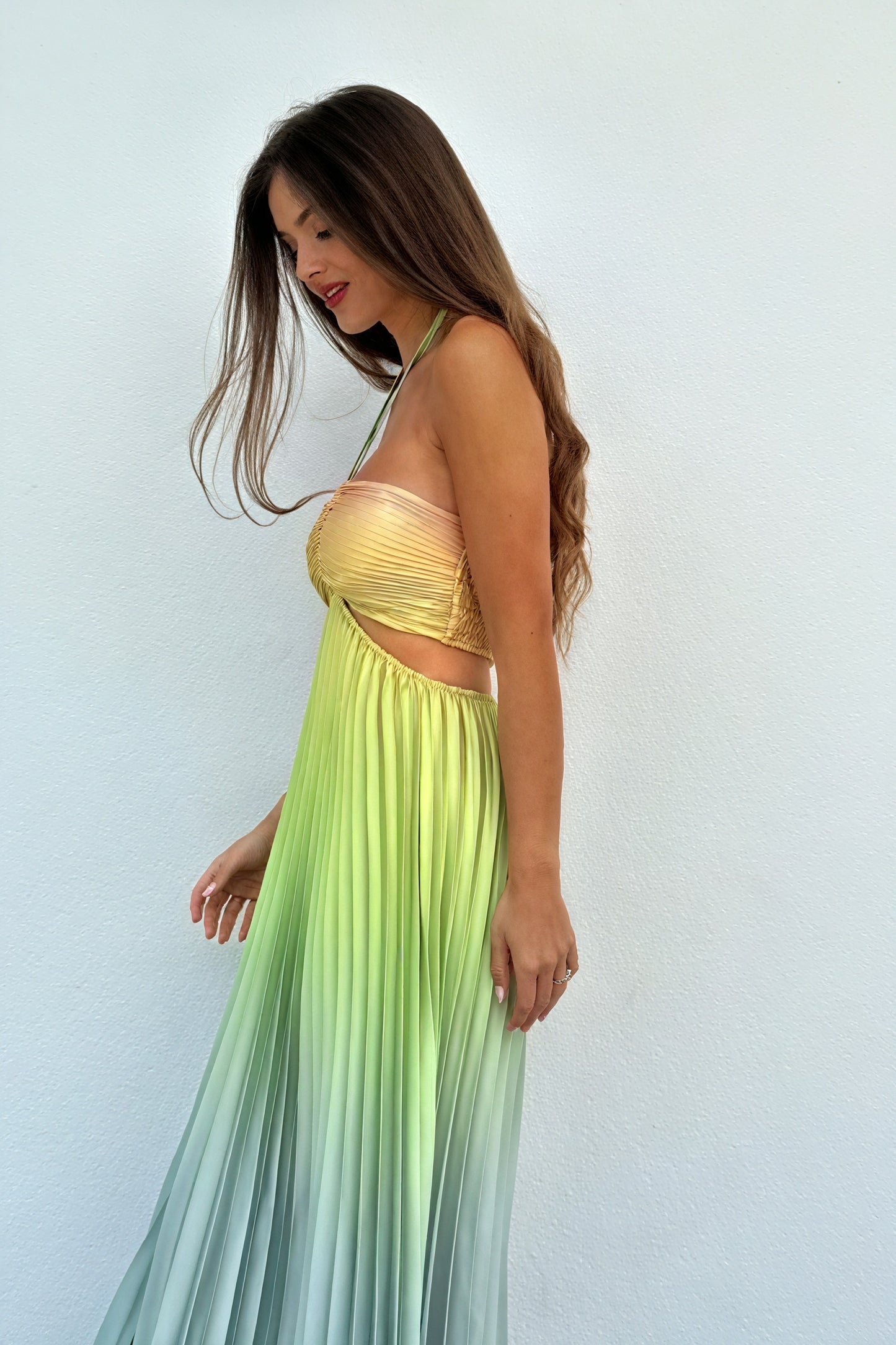 Vestido Maxi Halter con Plisados Elegantes