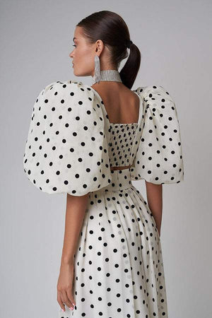 Vestido de lunares con abertura y mangas abullonadas