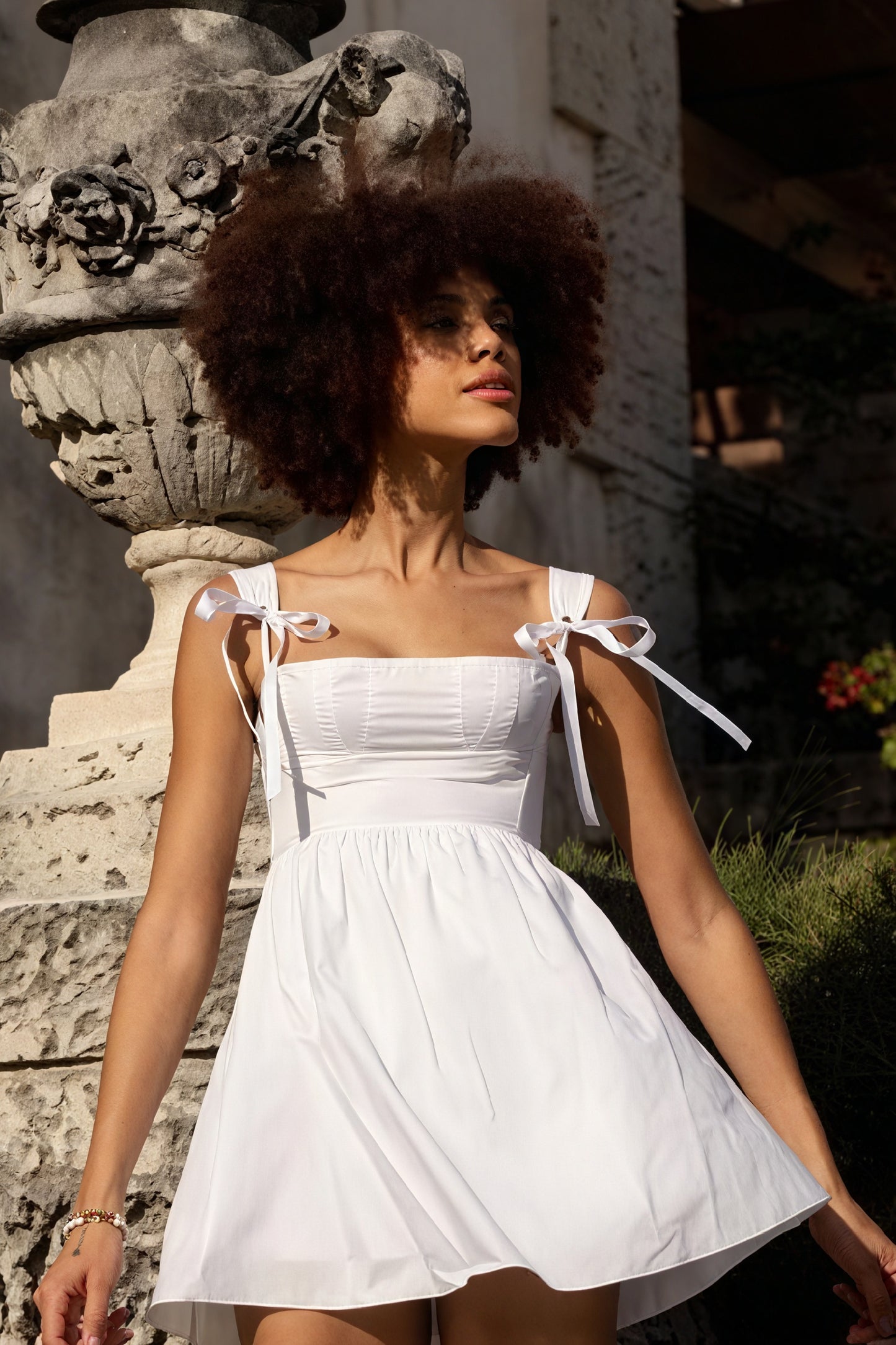 Vestido Mini con Lazos Delicados