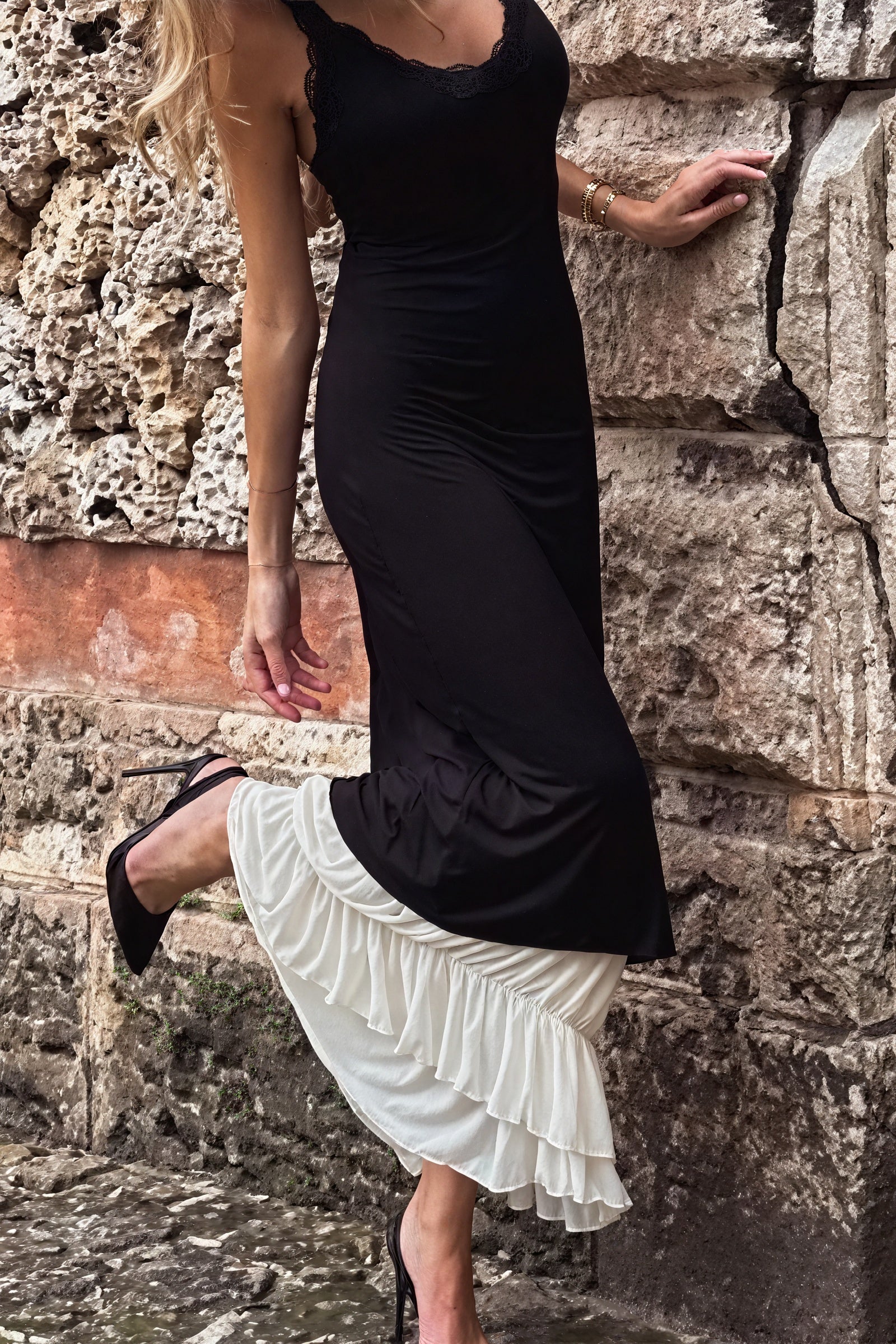 Vestido Maxi Elegante con Detalles de Encaje