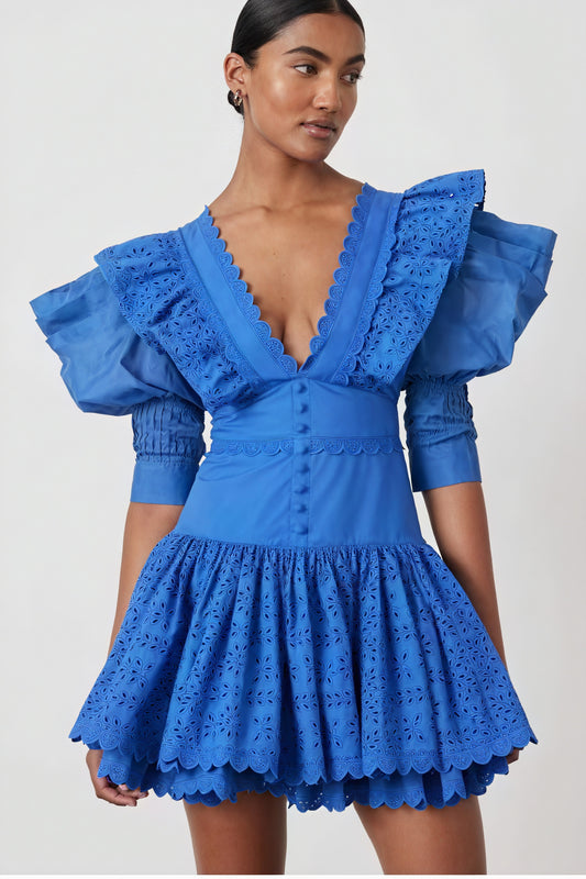 Vestido Mini con Cuello Oversize y Corte Láser