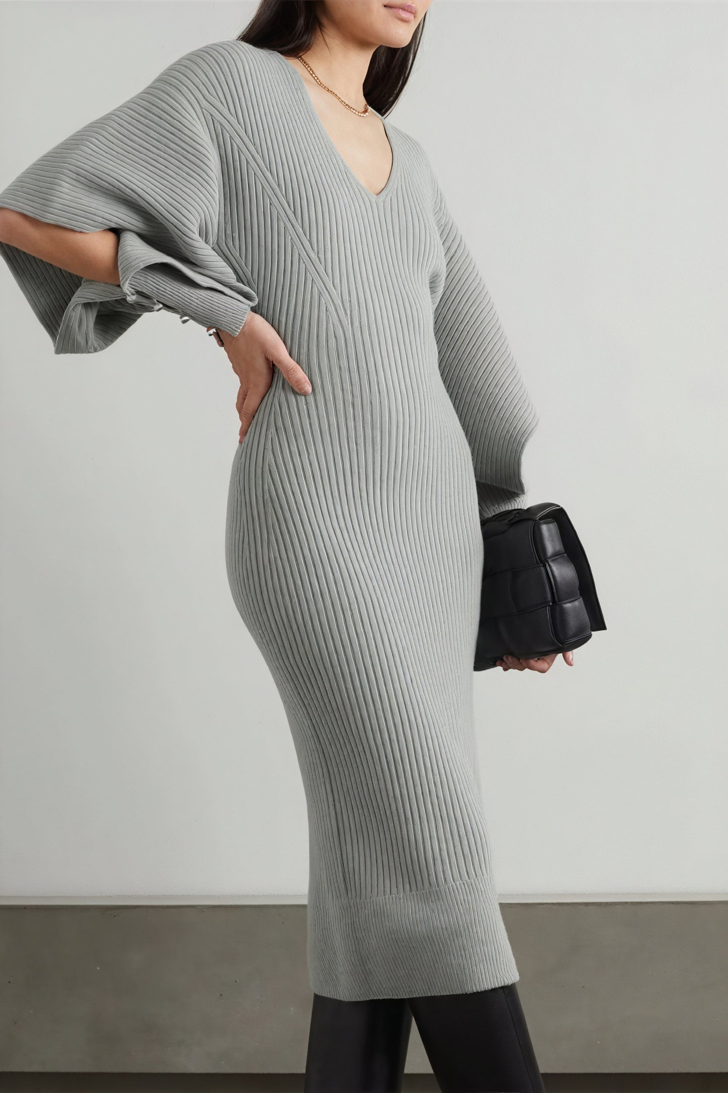 Vestido Midi Tejido con Mangas Tipo Capa