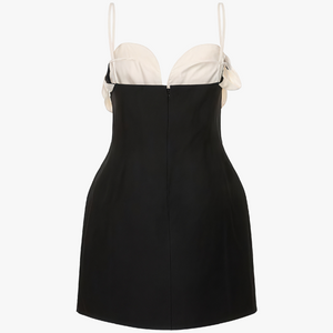 Vestido Escultural: Elegancia Moderna