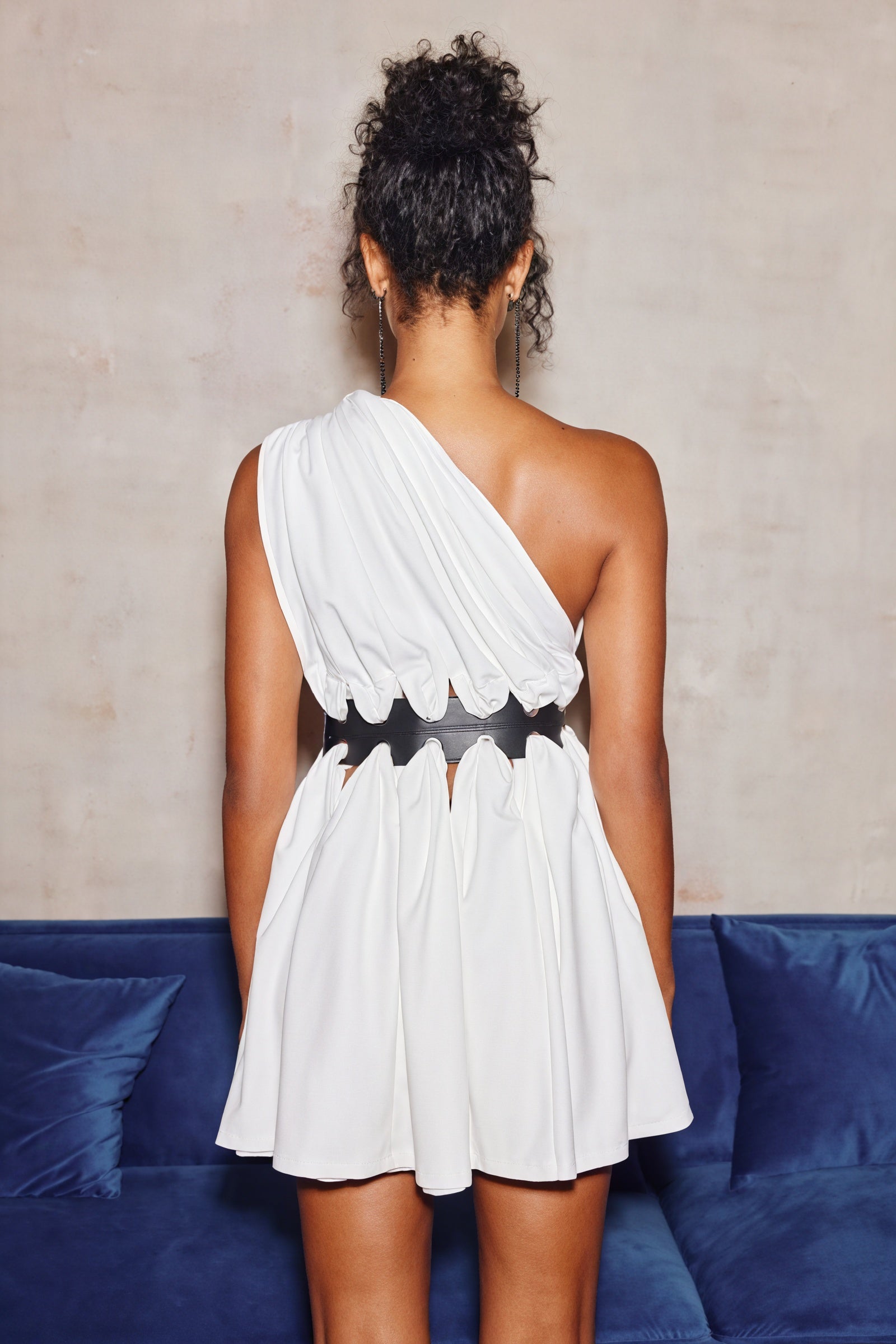 Vestido Asimétrico con Cinturón Estilo Moderno