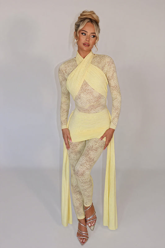 Vestido Texturizado con Detalles de Encaje Floral