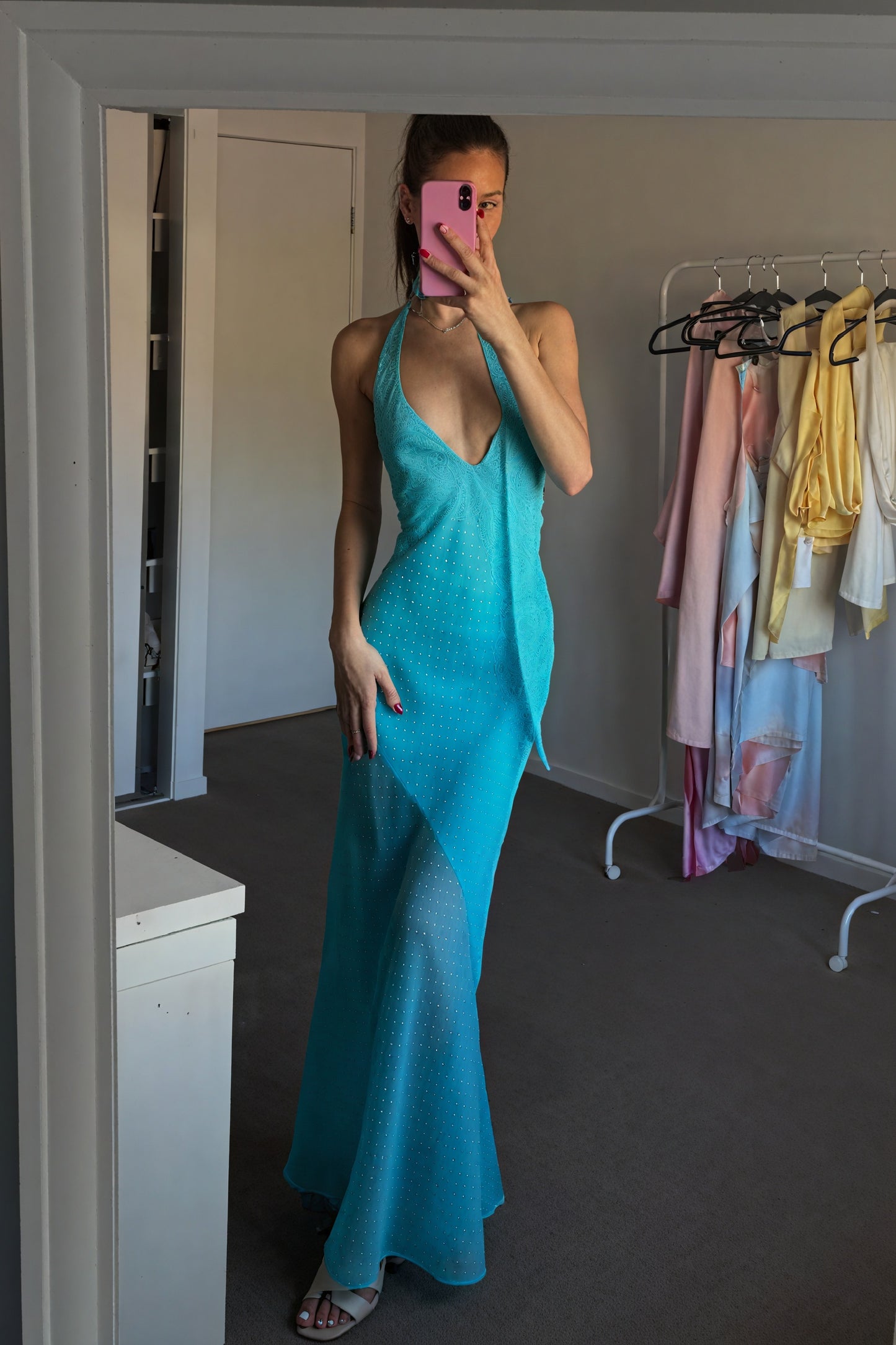 Vestido Halter Fluido y Sofisticado