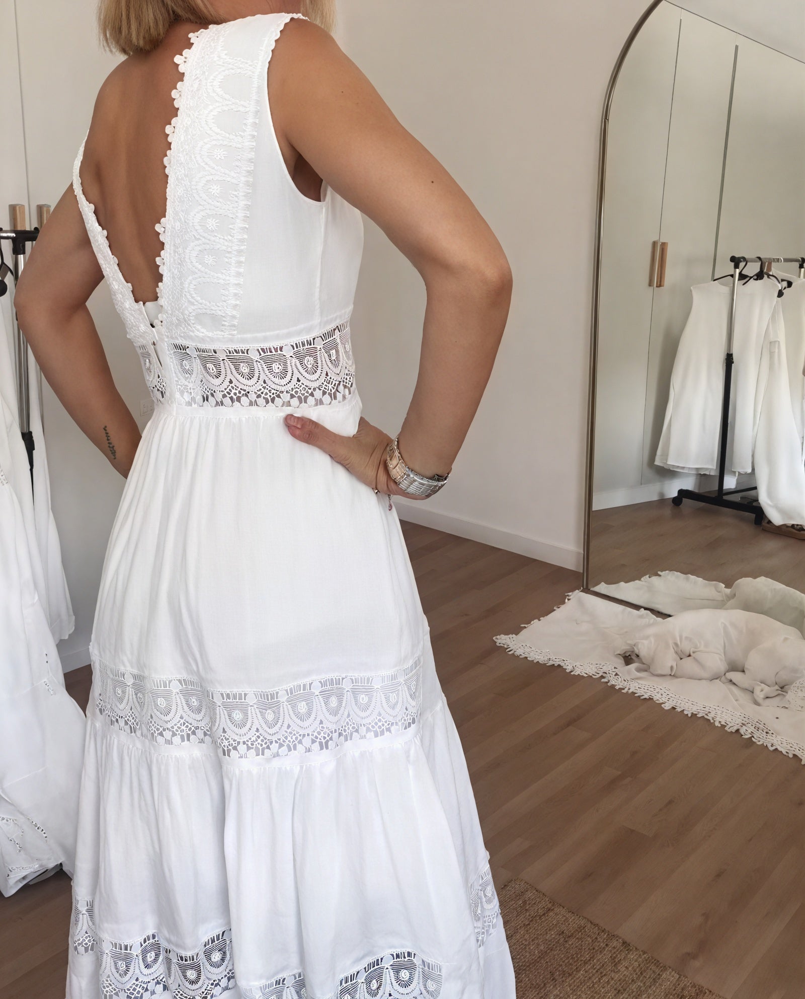 Vestido Maxi Fluido con Detalles de Encaje