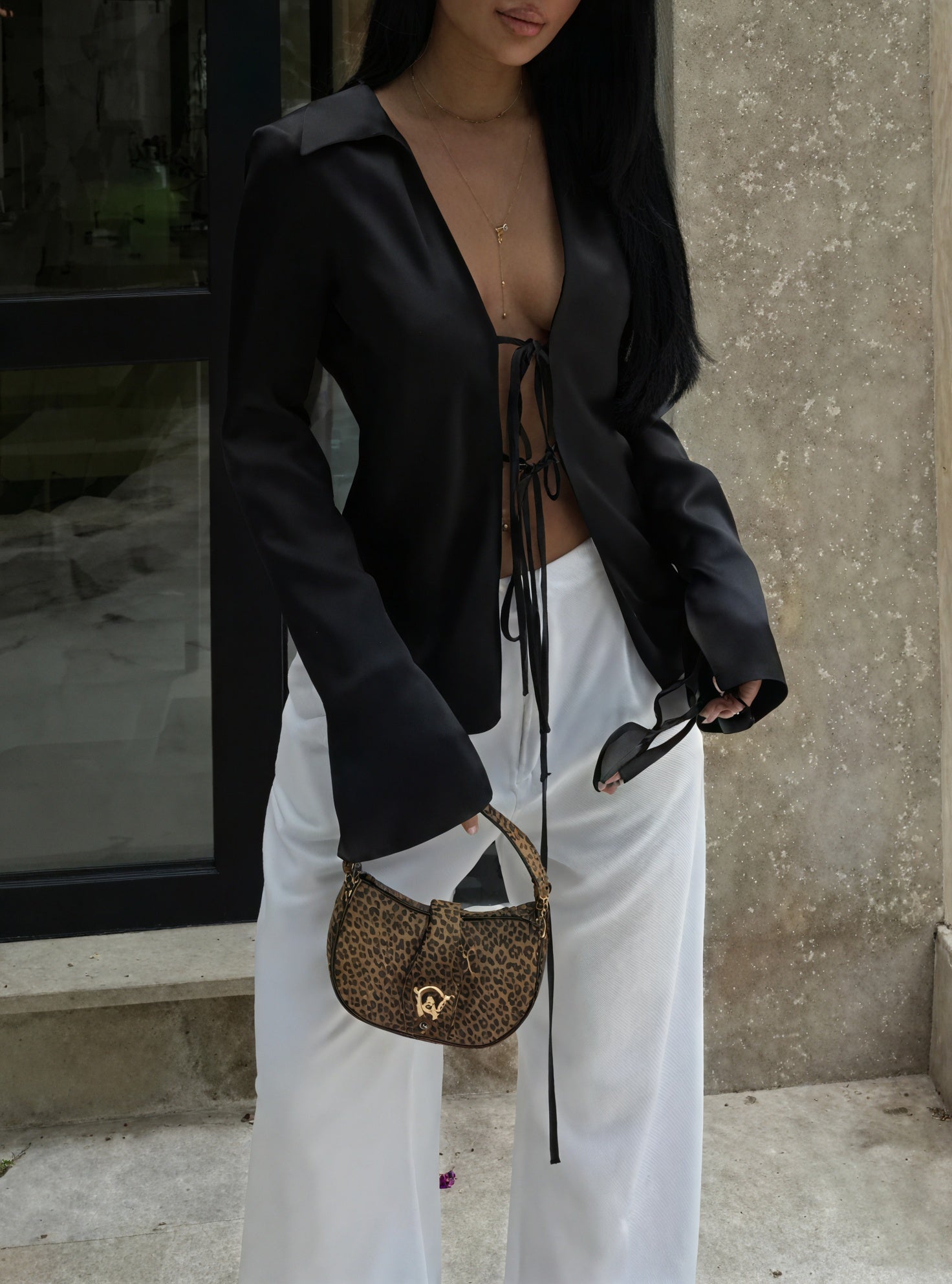 Blusa Elegante con Lazos Delanteros y Cuello