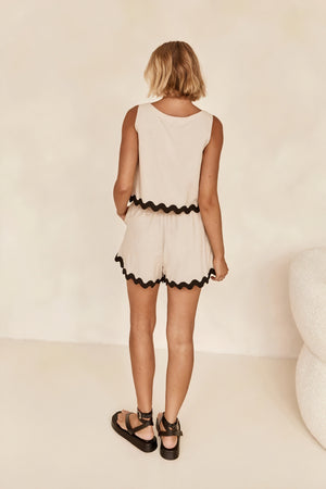 Conjunto Chic: Top sin Mangas & Shorts