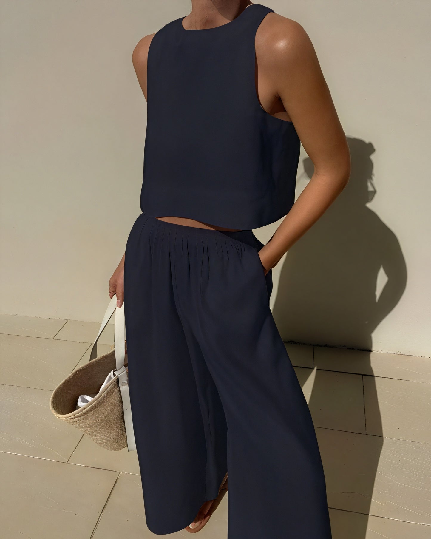 Conjunto Chic: Top Corto y Pantalón Palazzo