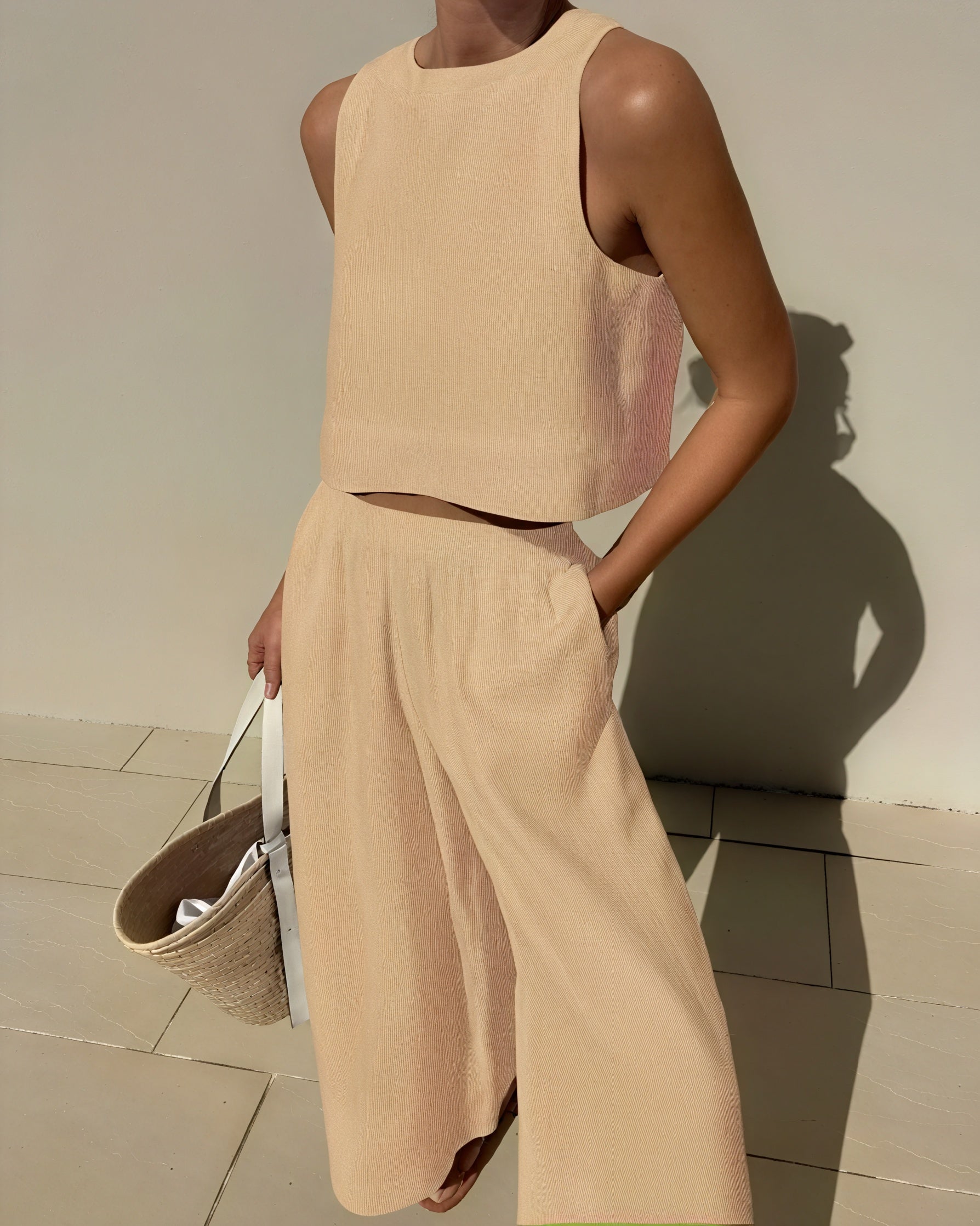 Conjunto Chic: Top Corto y Pantalón Palazzo