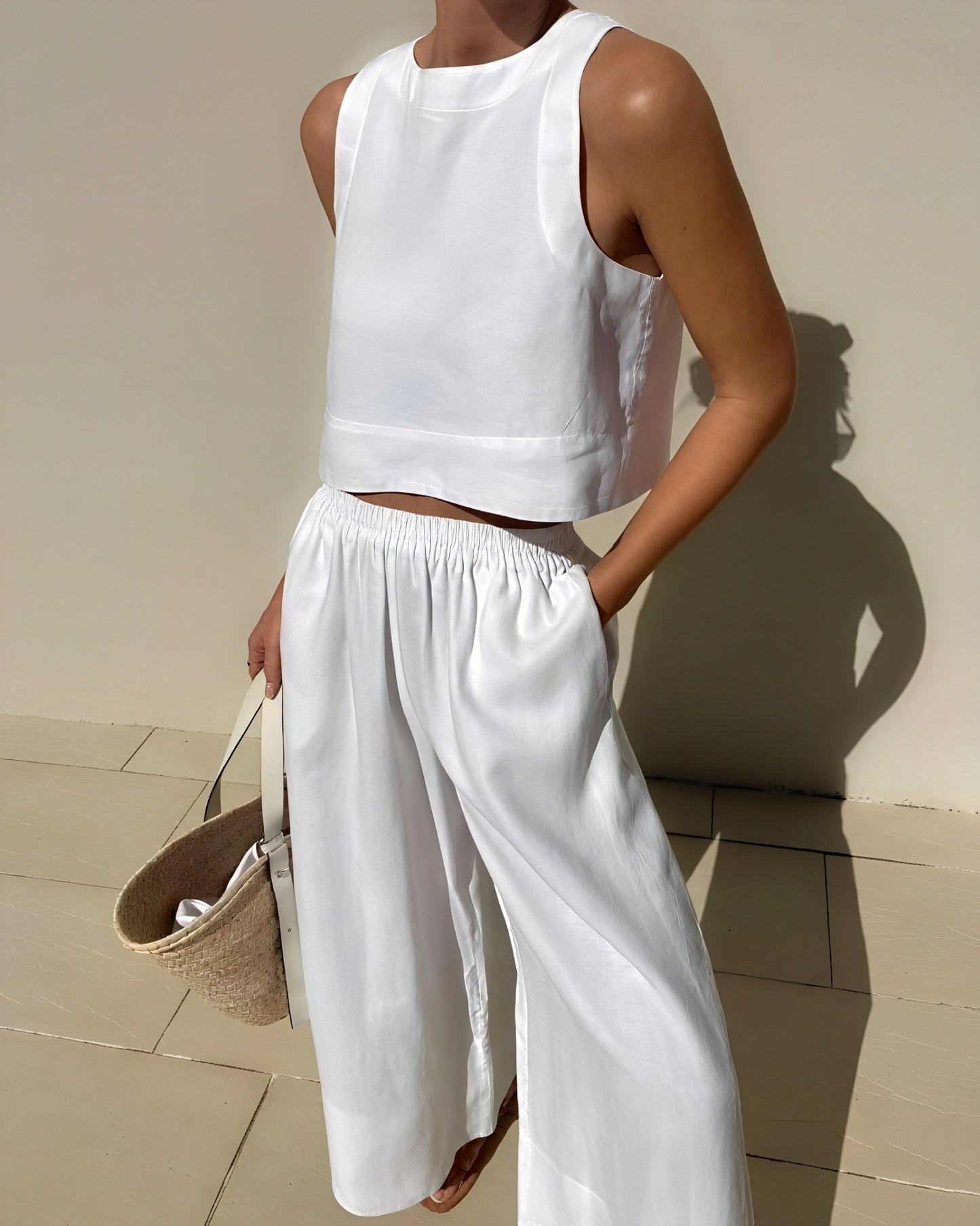 Conjunto Chic: Top Corto y Pantalón Palazzo