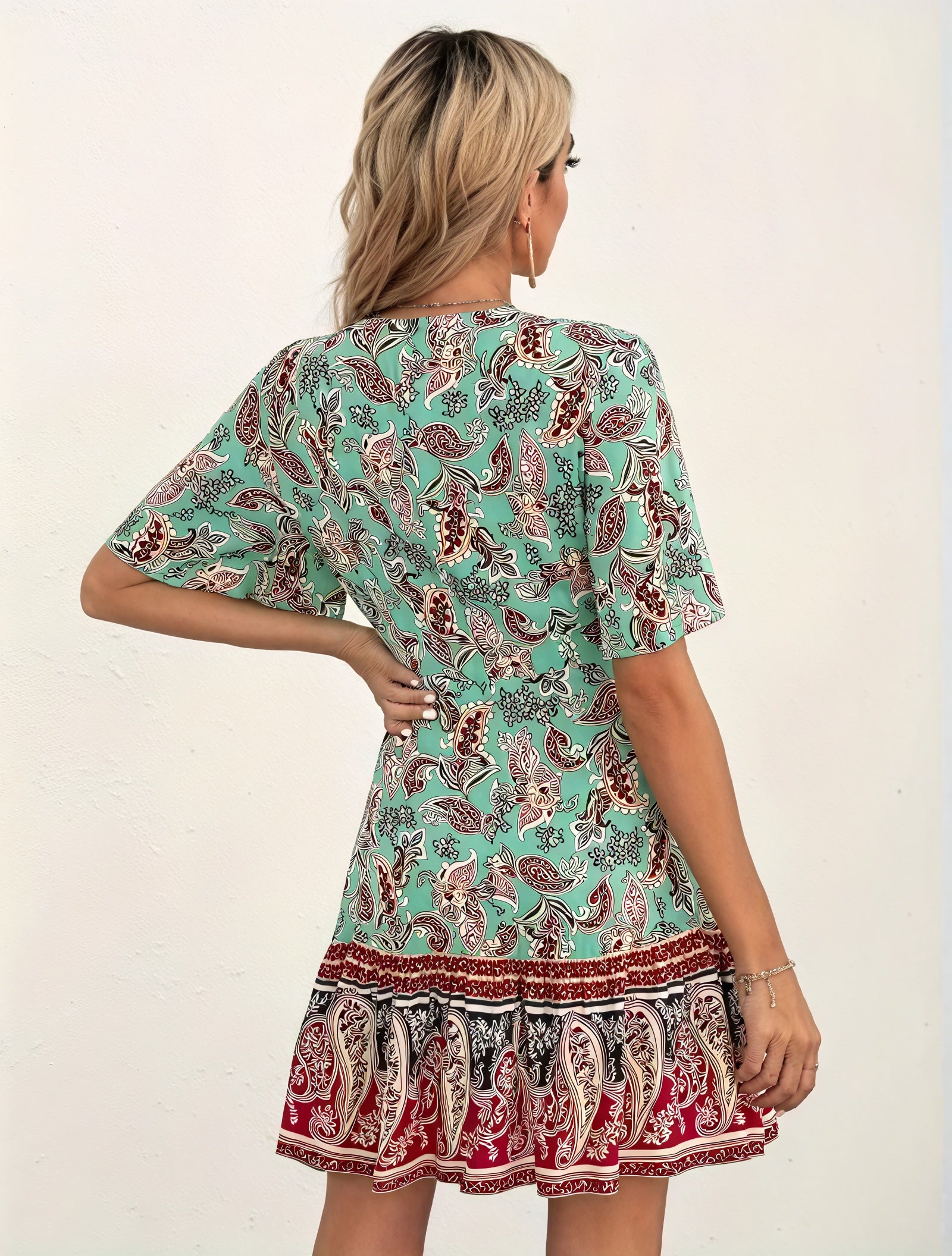 Vestido Estampado Floral y Paisley con Escote en V