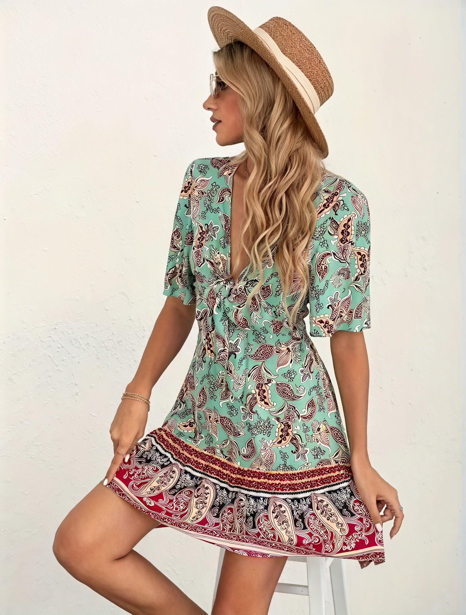 Vestido Estampado Floral y Paisley con Escote en V