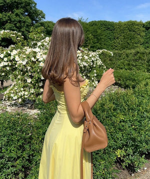 Vestido A-line con Volantes y Abertura Lateral