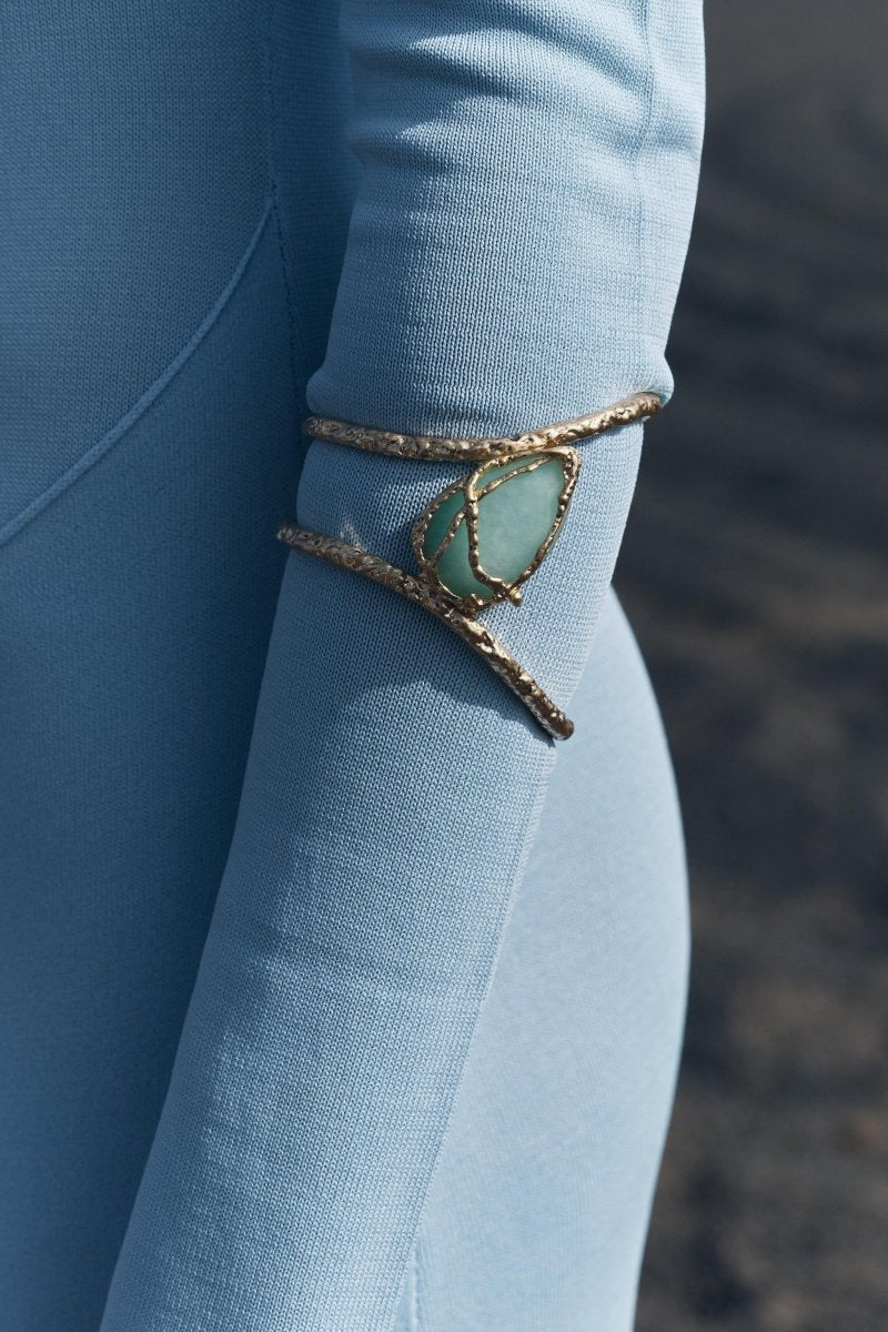 Brazalete con Gema Ovalada y Textura Artesanal