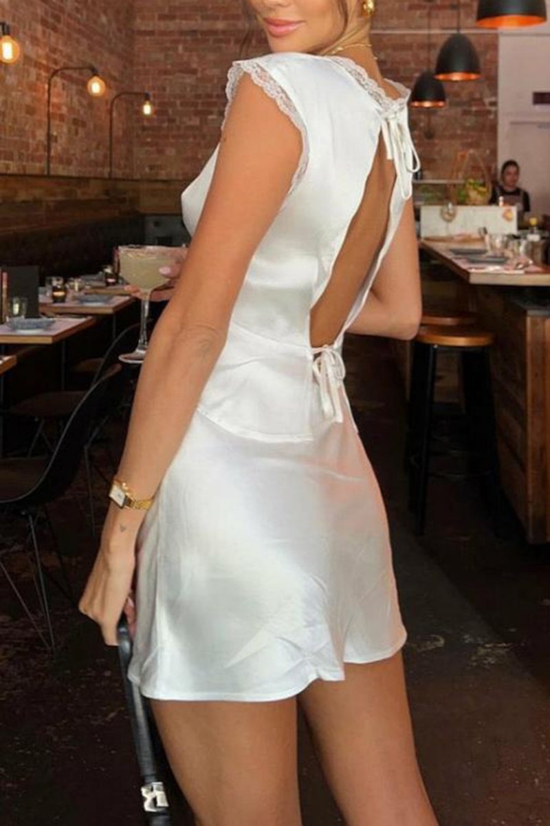 Vestido Mini Satén con Encaje Delicado