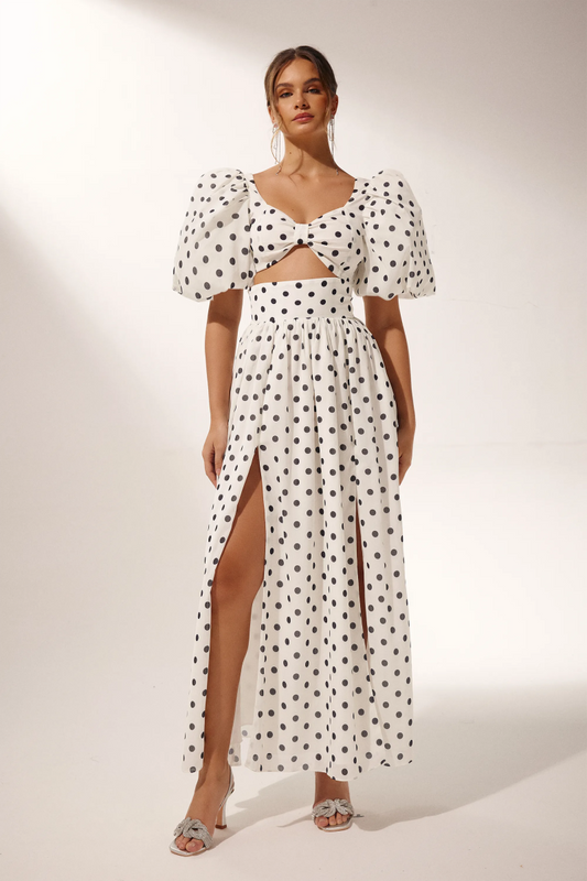 Vestido de lunares con abertura y mangas abullonadas
